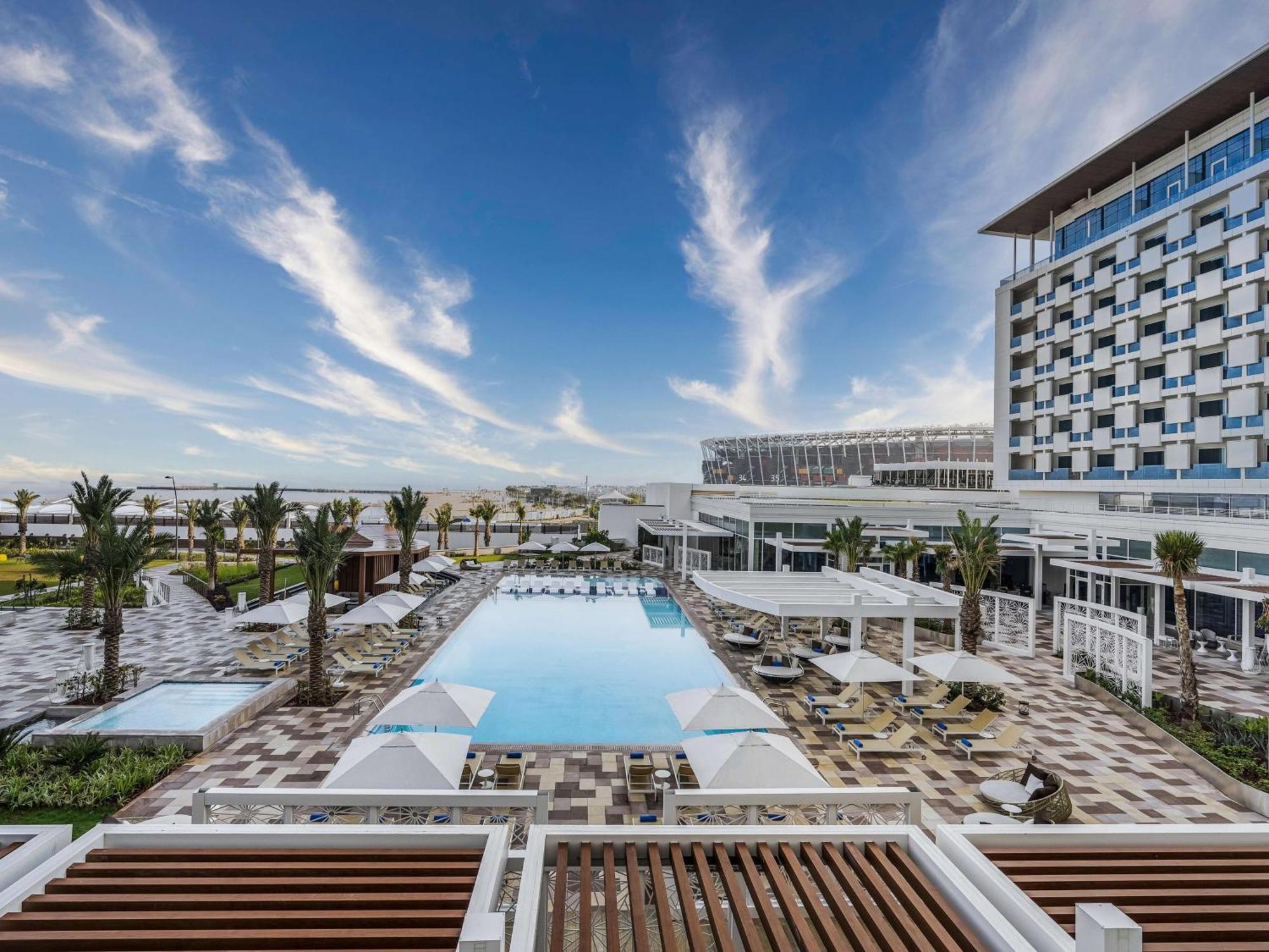 فندق ماريوت الدوحة المظهر الخارجي الصورة The swimming pool at the hotel