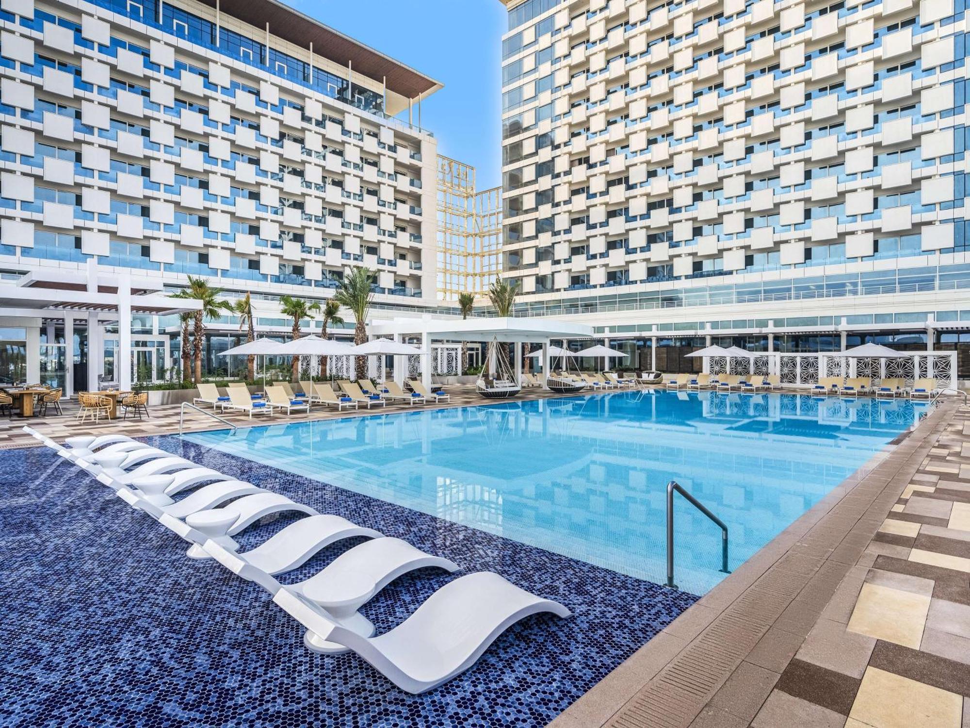 فندق ماريوت الدوحة المظهر الخارجي الصورة The pool at the Hilton Tel Aviv