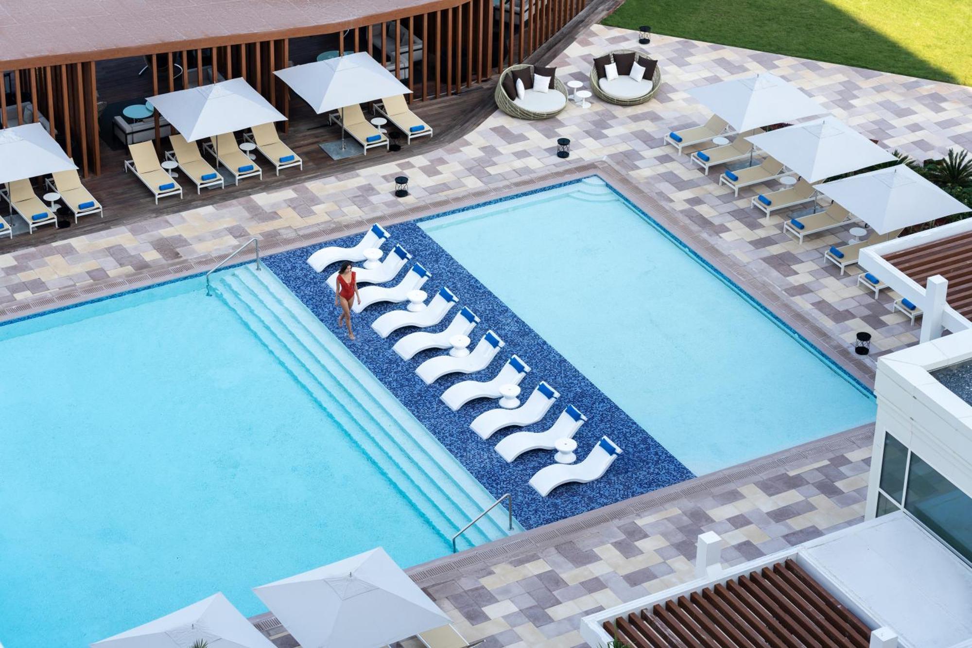 فندق ماريوت الدوحة المظهر الخارجي الصورة The pool at the hotel