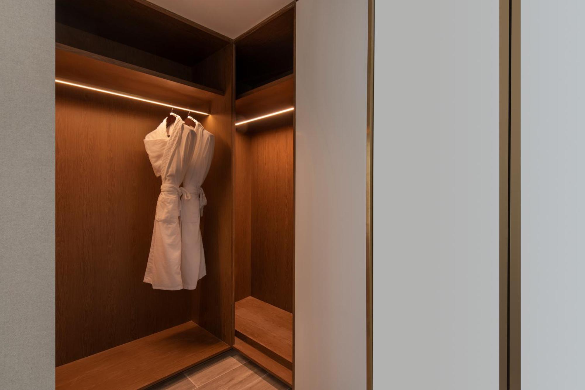 فندق ماريوت الدوحة المظهر الخارجي الصورة A bathrobe hanging in a closet